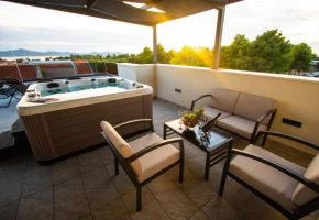 Azzurro apartment - with private rooftop jacuzzi